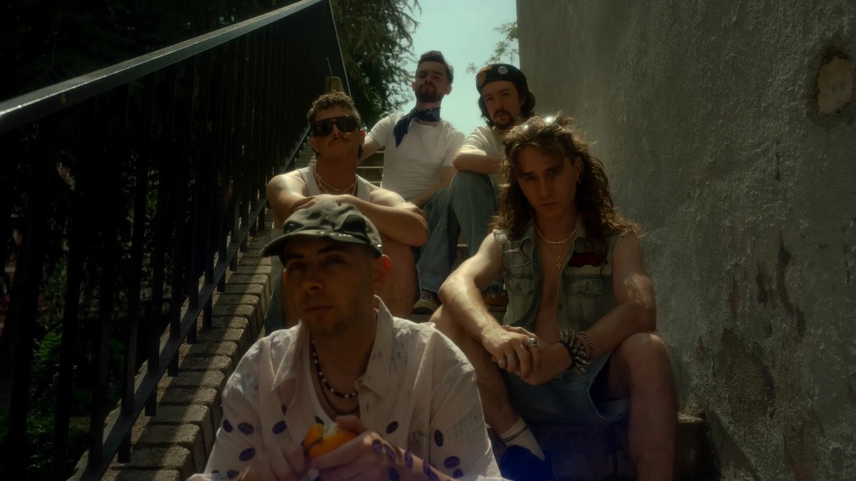 🎶 <a href="/LINZE_MUSICBAND/">L I N Z E</a> vuelve al ruedo con su nuevo sencillo 'Náufragos'

La banda madrileña estrenó su nuevo single donde reflejan a la perfección incertidumbre y la presión vivida por la juventud

✍️ <a href="/Beatriz_L96/">Tatiz✨</a> 

22minutoscon.com/2025/09/15/lin…