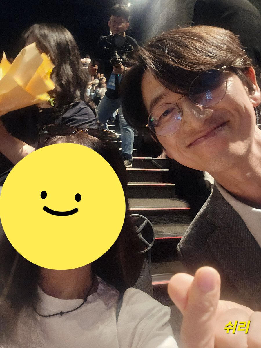 이준호와는 같이 사진을 못찍었지만😆
잊쁘고 귀여운 김민하배우님과
멋지고 잘생긴 김송일배우님과 함께 사진을 찍었다ㅋㅋㅋ
#태풍상사 #태풍상사환영회 #10월11일첫출근 #김민하 #김송일