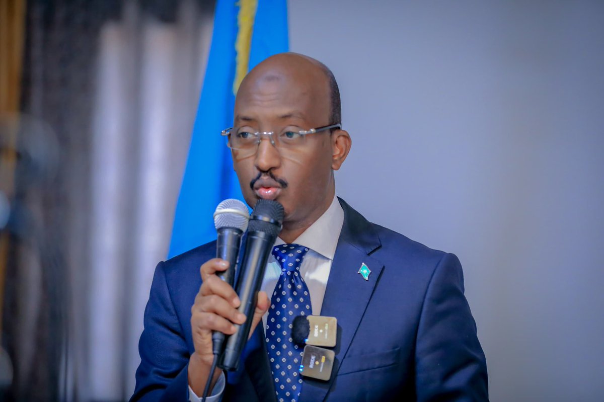 MFBESomalia's tweet image. Wasiirka Wasaaradda, Mudane @AhmedHasanAden , ayaa maanta si rasmi ah u daahfuray deeqda waxbarasho ee heerka koowaad, oo ka kooban 27 ardey, taas oo ay bixisay Wasaaradda, iyada oo kaashaneysa mashruuca Badmaal oo uu maalgeliyey WB iyo Jaamacadda City ee magaalada Muqdisho.