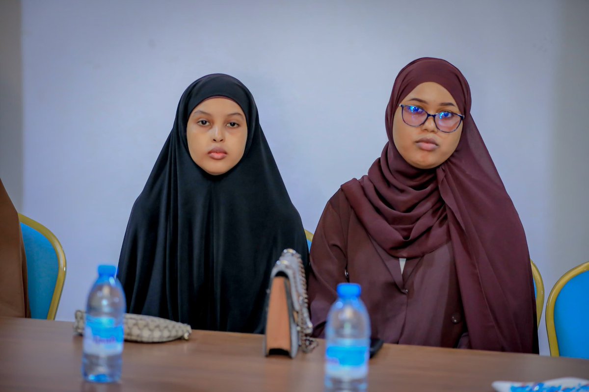 MFBESomalia's tweet image. Wasiirka Wasaaradda, Mudane @AhmedHasanAden , ayaa maanta si rasmi ah u daahfuray deeqda waxbarasho ee heerka koowaad, oo ka kooban 27 ardey, taas oo ay bixisay Wasaaradda, iyada oo kaashaneysa mashruuca Badmaal oo uu maalgeliyey WB iyo Jaamacadda City ee magaalada Muqdisho.