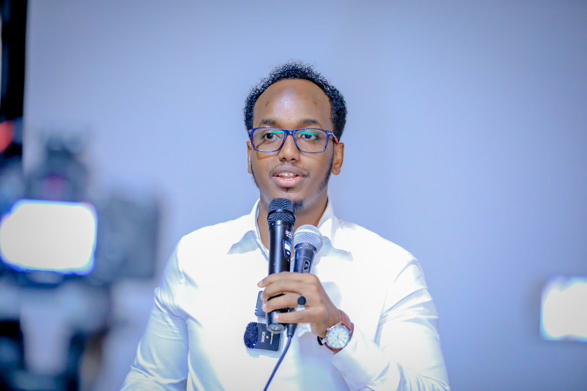 MFBESomalia's tweet image. Wasiirka Wasaaradda, Mudane @AhmedHasanAden , ayaa maanta si rasmi ah u daahfuray deeqda waxbarasho ee heerka koowaad, oo ka kooban 27 ardey, taas oo ay bixisay Wasaaradda, iyada oo kaashaneysa mashruuca Badmaal oo uu maalgeliyey WB iyo Jaamacadda City ee magaalada Muqdisho.