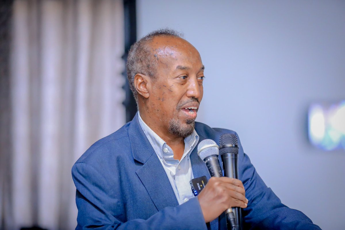 MFBESomalia's tweet image. Wasiirka Wasaaradda, Mudane @AhmedHasanAden , ayaa maanta si rasmi ah u daahfuray deeqda waxbarasho ee heerka koowaad, oo ka kooban 27 ardey, taas oo ay bixisay Wasaaradda, iyada oo kaashaneysa mashruuca Badmaal oo uu maalgeliyey WB iyo Jaamacadda City ee magaalada Muqdisho.