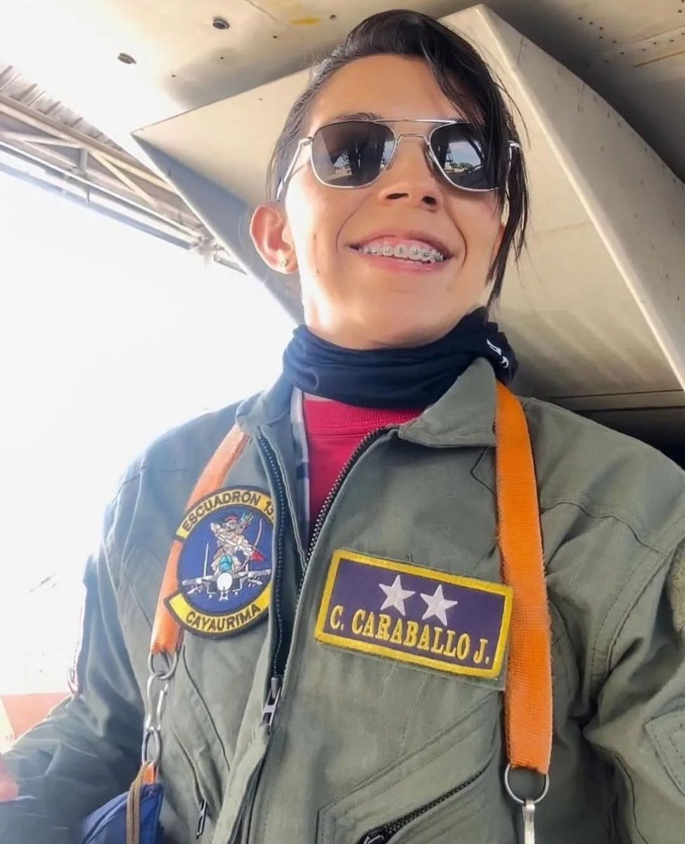 Arr3ch0's tweet image. La AMB muestra sus cartas en su propaganda, en éste caso un Sukhoi Su-30 artillado con misil Kh-31. Al mando de uno de los Sukhoi va Cindi Caraballo, alias Katara. Parte del video data de al menos Mayo de 2024.