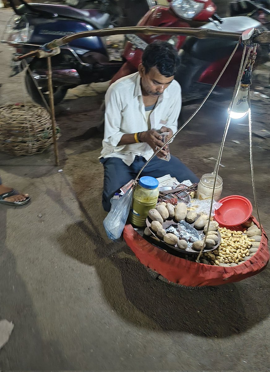 पीछे टोकरी में आलू हैं आगे आप देख ही सकते हैं छोटी अंगीठी जिसमें आलू भूने जा रहे हैं !! ऊपर बल्ब लगा है which i find very cute 
हरी चटनी बढ़िया लहसुन अदरक वाली हरी मिर्च ! ये सब दोयम दर्जे वाले शहरों में दिख रहा है आलू यहां लेबर चाव से खा रहे हम भी एक लिए हैं ! उलझन दूर हुई खा के