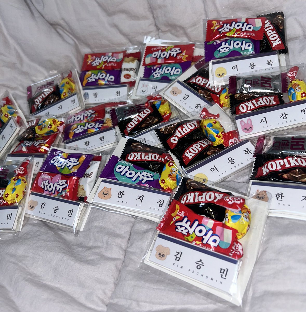 𝑺𝒕𝒓𝒂𝒚 𝑲𝒊𝒅𝒔 𝑫𝒐𝒎𝒊𝒏𝑨𝑻𝑬 : 𝑪𝒆𝒍𝒆𝒃𝒓𝑨𝑻𝑬
❗️10/18 (토) 첫콘 나눔 

📛 스트레이키즈 각 멤버 이름 명찰 📛
↳ 총 20개 ~ 35개 예상
↳ 랜덤 or 알잘딱

✅ 인증 (필수: Rt+맘찍)
↳ STAY 5기 or 버블 150일 이상 or 티켓소유

❗️의상 착의와 다른 것은 타래로

💕 트친들 RT부탁해