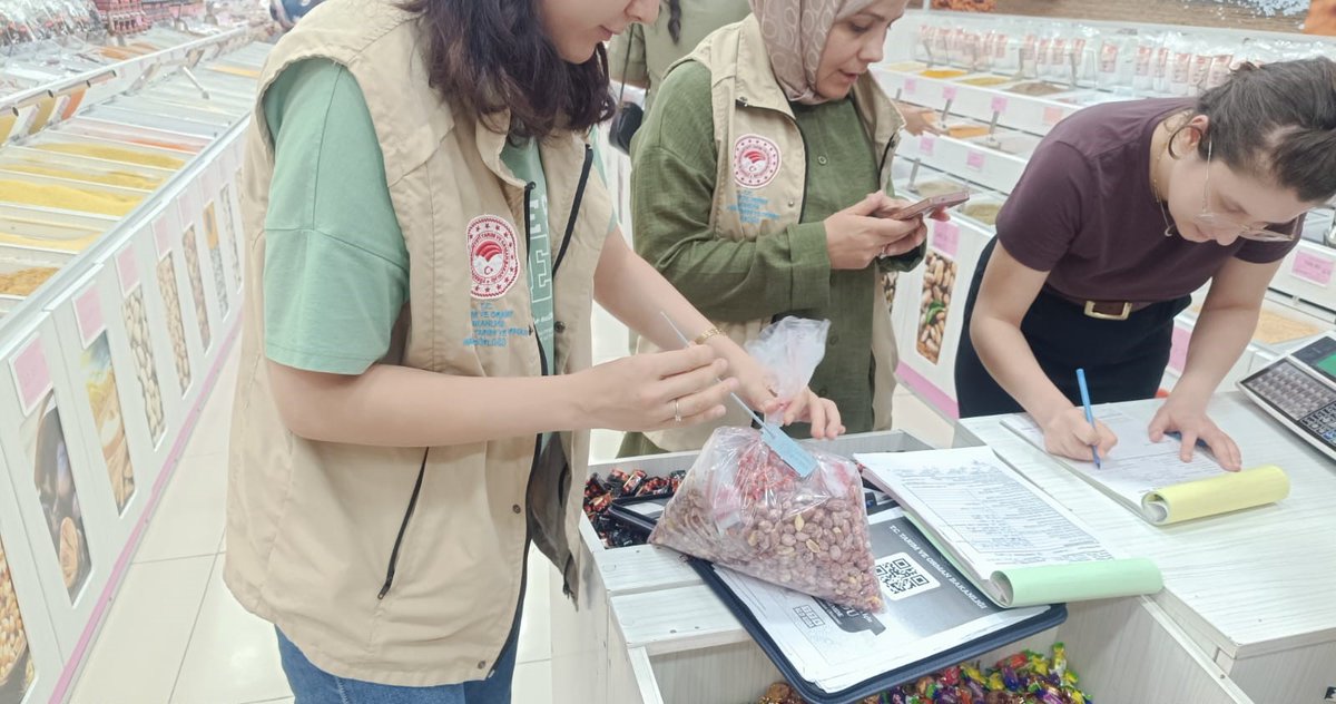 ✅Gıda Denetimleri Tam Gaz Devam Ediyor!
📍#Hakkari 📅 08-12 Eylül 2025
🔍 Kontrol görevlilerimiz tarafından gıda işletmelerinde rutin denetimler yapıldı.
 ⚠️ Toplatma kararı alınan ürünlerin piyasa kontrolleri yapıldı.
 📱 İşletmelerde #Karekod uygulaması kontrolleri sağlandı.