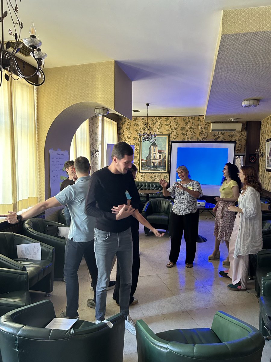 U Kragujevcu je održana radionica „Spoljna i bezbednosna politika i tvoj glas u lokalnoj zajednici”!

Tokom dva dana učesnici i učesnice su:
🔹 kroz interaktivne aktivnosti radili na osnaživanju sopstvenog glasa i zajedničkog identiteta
🔹 učili o spoljnoj i bezbednosnoj politici