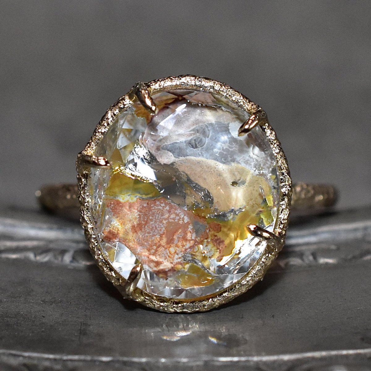 eto_jewelry's tweet photo. 【石持ち込みジュエリーオーダー】✨️
⁡
ライモナイトインクォーツ K10
⁡
まさに絵画の様なお石
鉱物の入り方が唯一無二の柄でした。
⁡
5本爪のアシンメトリー構成し
ウォールテクスチャーで仕立てました。
https://t.co/AccVH1KVUg https://t.co/XEIp7s0x7C