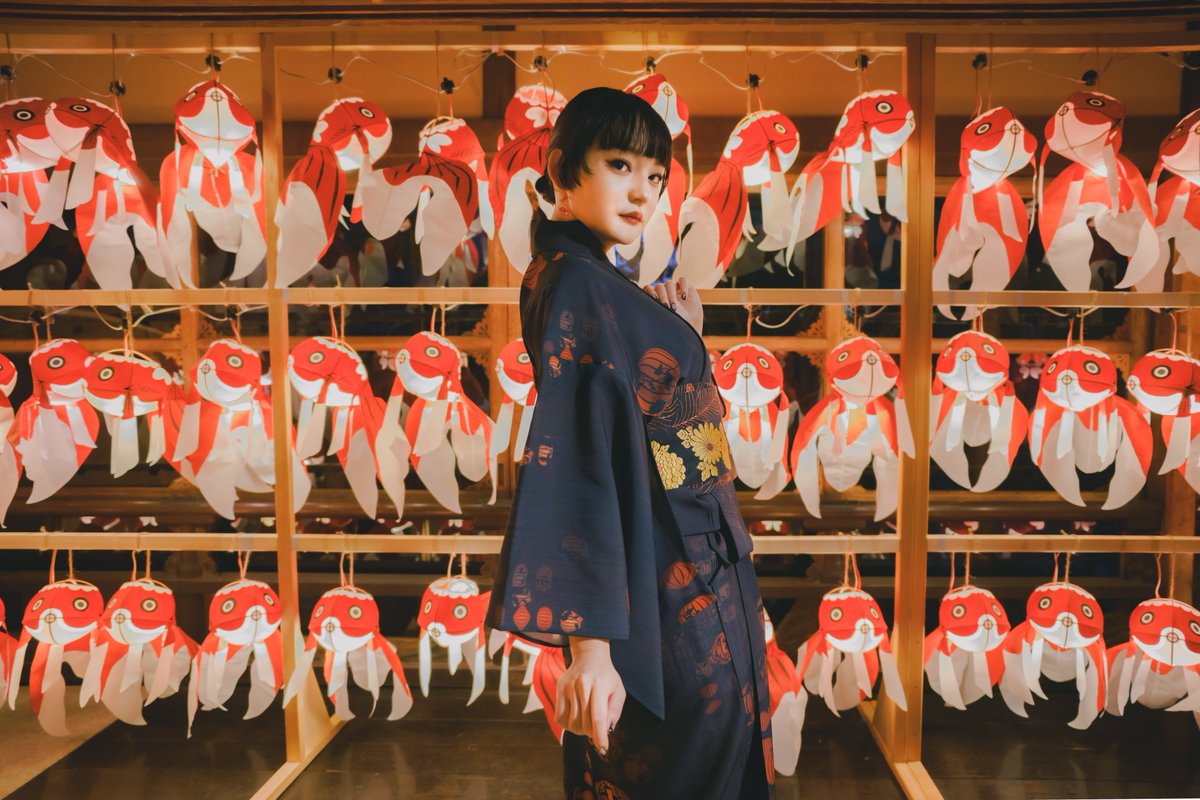 浴衣　ポートレート    

🏮金魚灯籠🏮

📍: 百段階段
📷: khakiさん
👘: 鱗粉あすさん