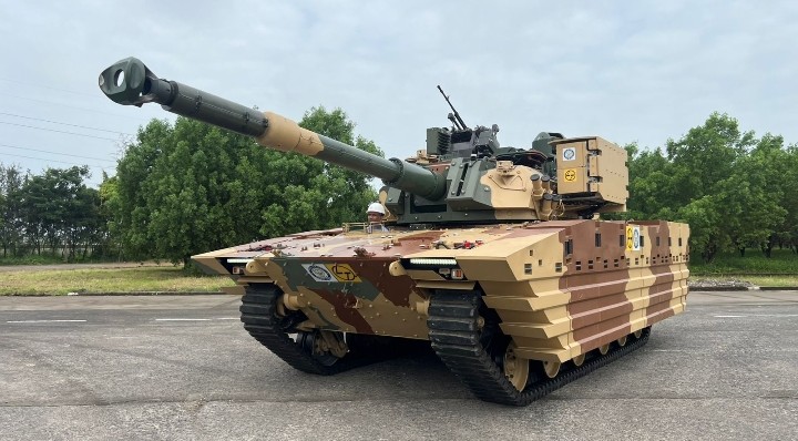 NetramDefence's tweet image. India to equip T-90 #MkIII tanks with ATGMs, inspired by #Zorawar light tank. This increases standoff strike power against Chinese Type 99A/15, adds 4-10 kMs of precision fire to the 125mm gun. This represents a significant improvement in lethality for the Army’s frontline #MBTs.