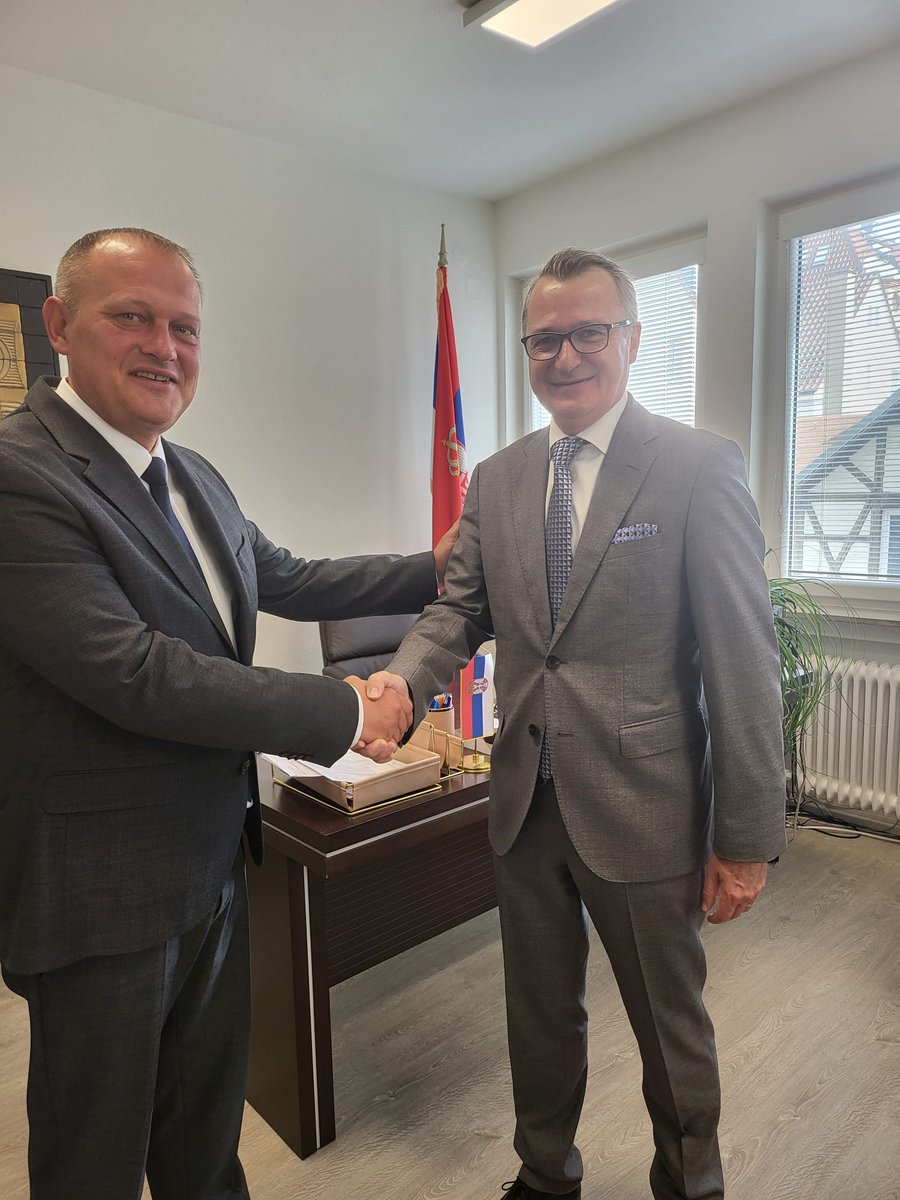 SRBinStuttgart's tweet photo. Иницијални разговор Генералног конзула Драгана Димитријевића и Генералног конзула Швајцарске Иштвана Кочиша у просторијама ГК у Штутгарту. https://t.co/lzveQeTRFx