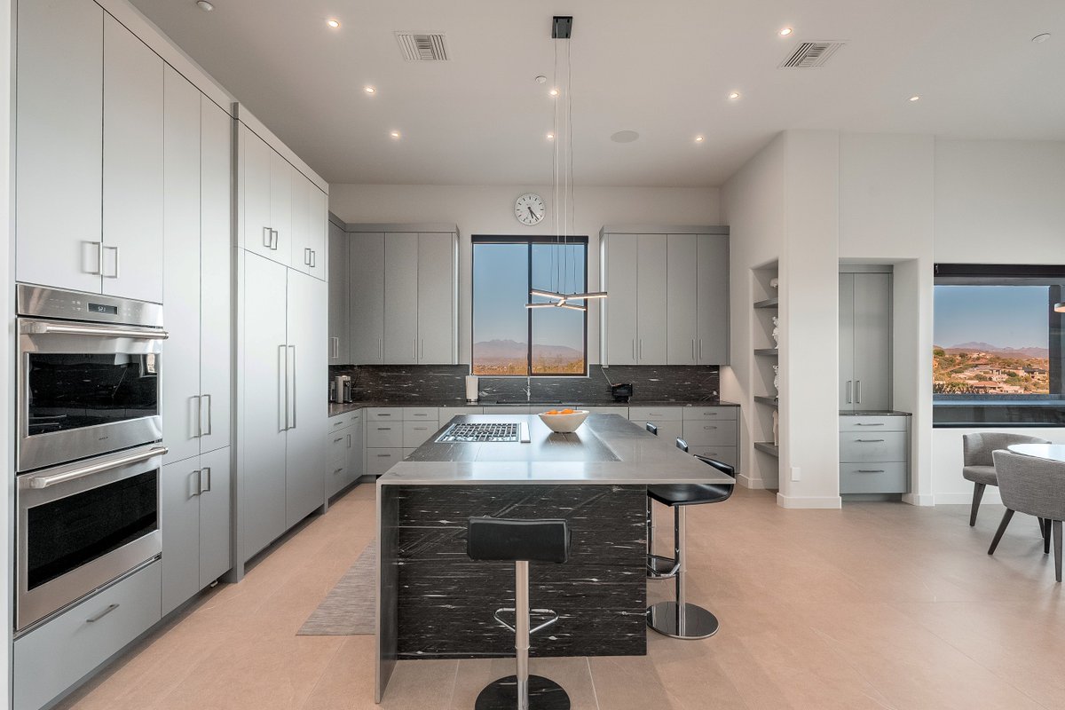 KeyIntDesigner's tweet image. Minneapolis' LiLu Interiors transformed a Scottsdale residence into a modern desert oasis. Sliding glass doors frame panoramic views, while bold stone surfaces & textured design elements create depth & warmth.
See how LiLu broke the Scottsdale mold:
bit.ly/4pnlF5d