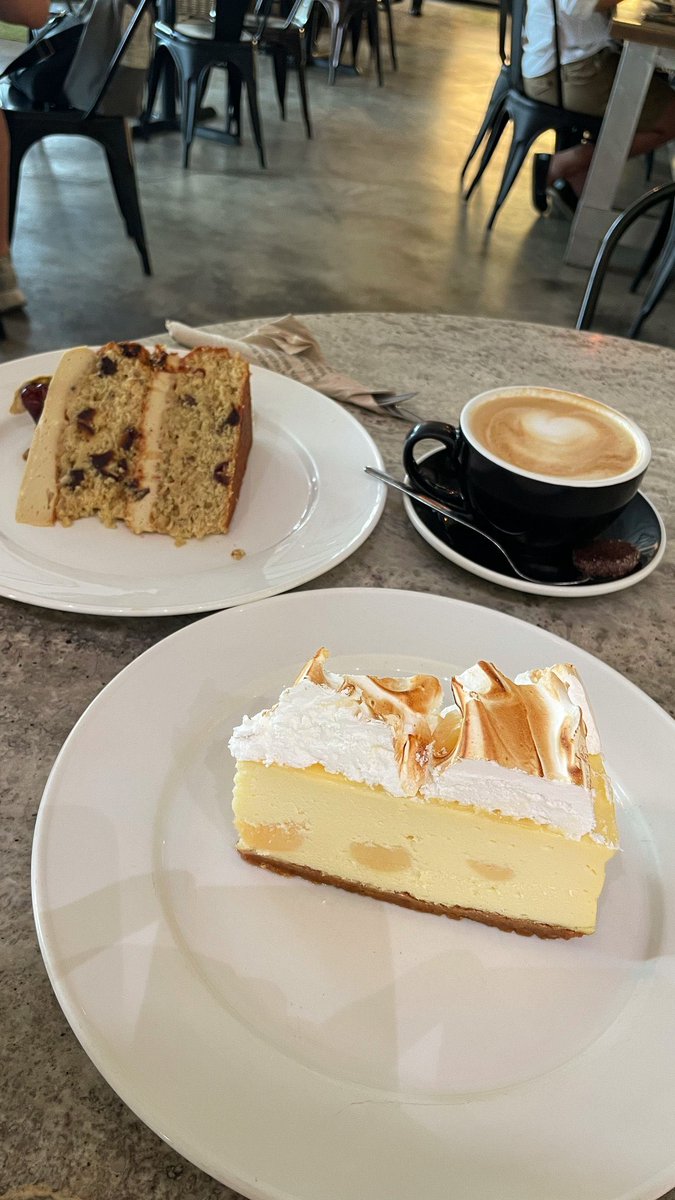 Hier gibt es (mit) die besten Kuchen in Dubai. Man schmeckt die pure Handarbeit, und sie sind deutlich kalorienärmer als bei der Cheesecake Factory. 

Trotzdem schmecken die Kuchen in der CCF unglaublich gut 😆 ! #Dubai #Kuchen #DubaiEats #Bakery #Desserts