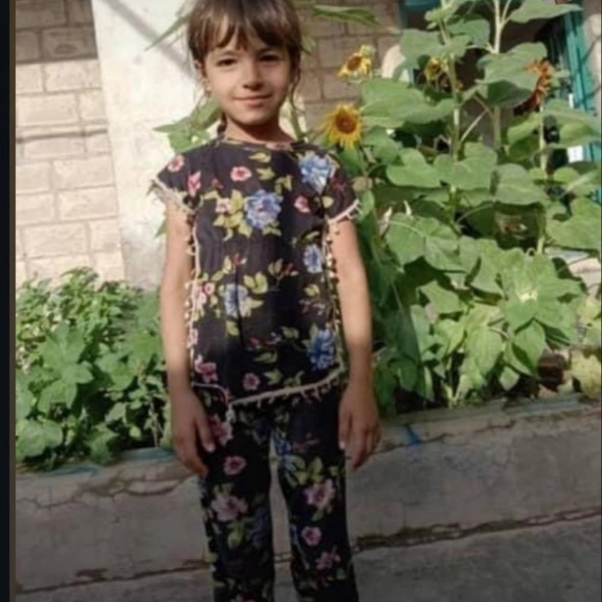 99_amori's tweet photo. ما جرى مع روان يندى له الجبين ونحن مع محاسبة المجرمين أيًا كانوا. ما نرفضه هو الانتقائية التي تُبنى على الطائفة أو المنطقة. فقبل أسابيع في #دير_الزور اختُطفت طفلة واغتُصبت وقُتلت وأُحرقت جثتها وألقيت في الصرف الصحي، ورغم القبض على الجناة لم نسمع صدى للقضية، ولا حديثًا واسعًا في وسائل الإعلام أو تفاعلًا في مواقع التواصل، ولم نر تغريدات في الداخل والخارج عن الأمن والأمان. لماذا هذه الانتقائية؟ وهل اتصلت وزيرة الشؤون الاجتماعية بأهل الطفلة وقدمت العزاء؟ لماذا يكون تفاعل الحكومة مع الأحداث وفق الترند لا وفق المساواة والعدالة؟