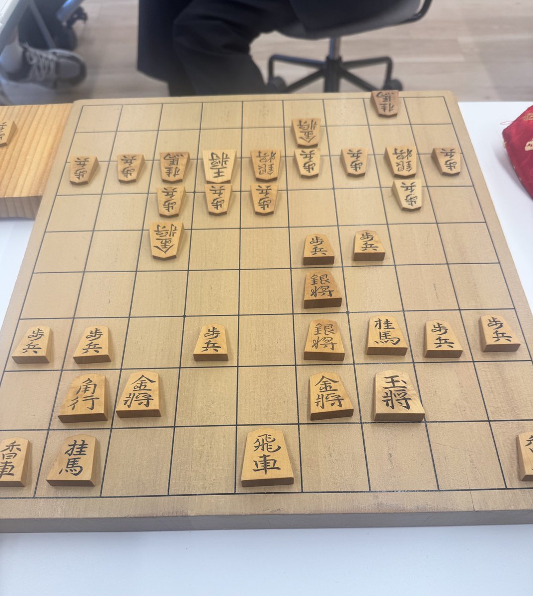 makincyo52's tweet photo. 三連休、久々に将棋を教えていただきました🙇‍♀️
半年ぶり(もっと？)だったので、昔の棋譜を見ながら会場に向かいました💦
久々なのに長時間だったので途中から脳がオーバーヒートしてﾎﾟﾔﾎﾟﾔしてた気が😖

10月入ったら仕事が少し落ち着くはずなので、数ヶ月に1度くらいは頑張ろうかな🔥 https://t.co/VsoksN8i7O