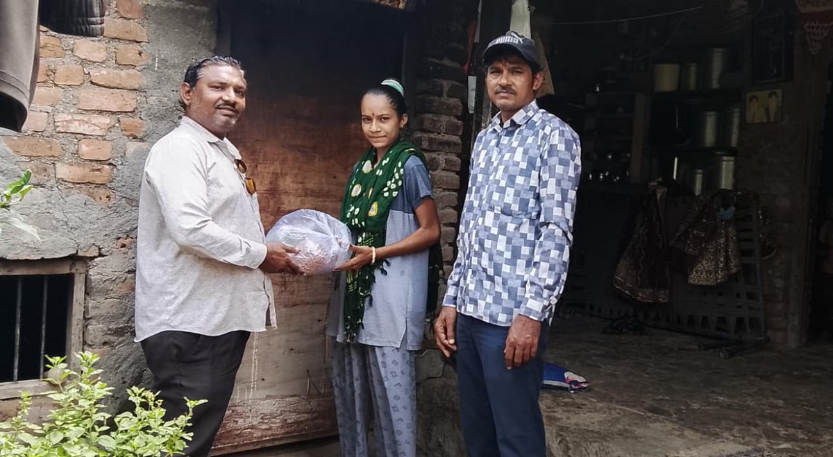 લીલીયા તાલુકાના સનાળીયા ગામના ટીબી દર્દીને માન.ધારાસભ્ય શ્રી મહેશભાઈ કસવાળા દ્વારા આપેલ પોષણ કિટનું વિતરણ.