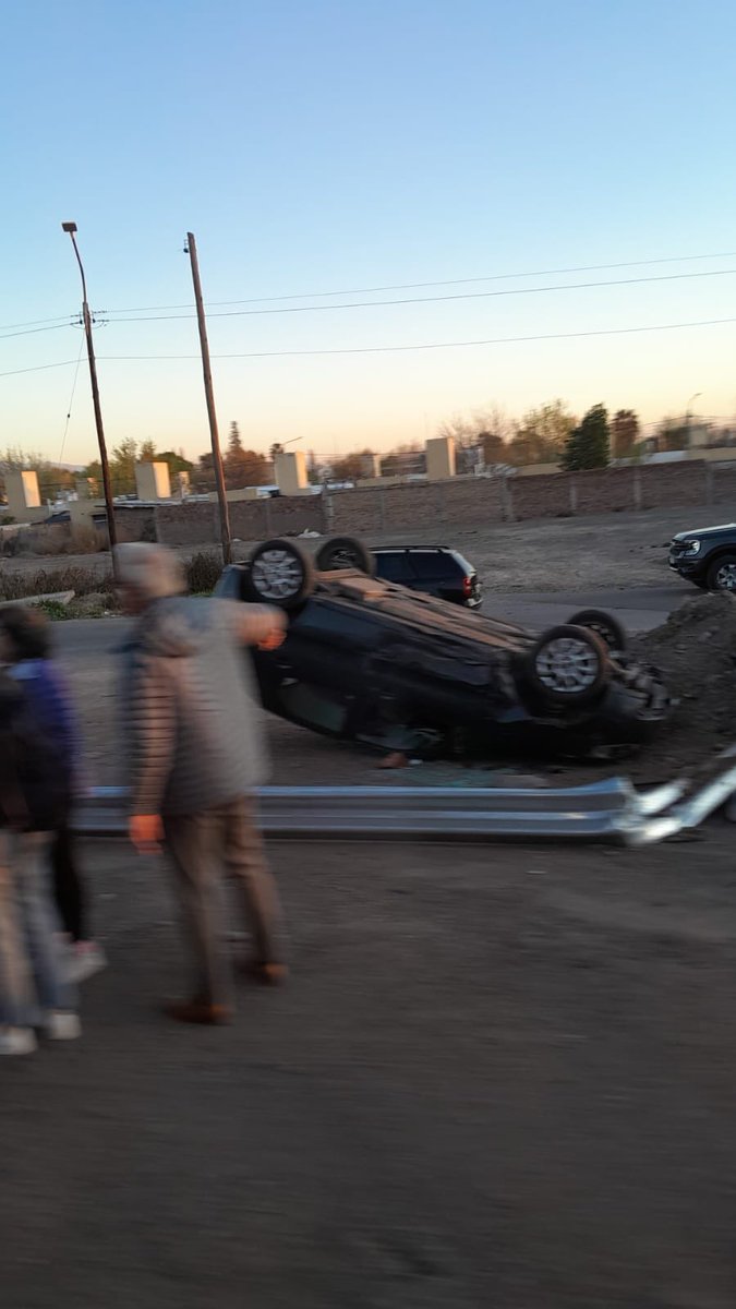 Volcó un auto en Paso antes de llegar al Acceso Sur. <a href="/LVDiez/">LVDiez</a>