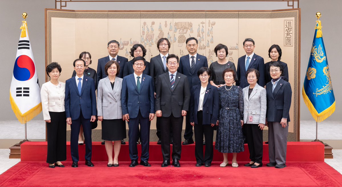 국민통합위원장, 국가건축정책위원장, 농어업·농어촌특별위원장, 교육부장관, 여성가족부장관, 국가교육위원장, 공정거래위원장, 금융위원장에게 임명장을 수여하며, 오늘부로 정부 1기 내각을 완성했습니다. 

각자의 자리에서 맡은 바를 성실히 수행하며, 국민께 더 나은 내일과 희망찬 미래를