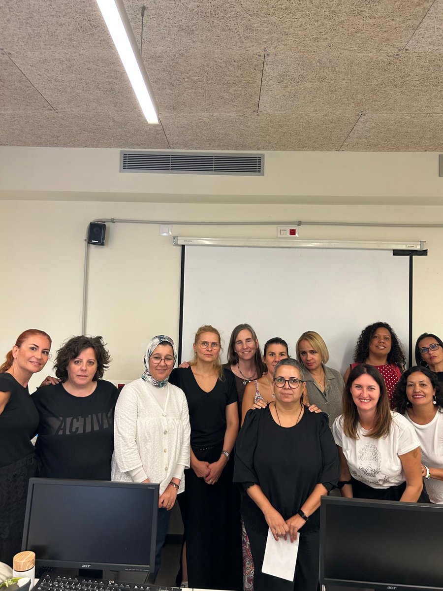 IDFOGirona's tweet photo. Dimecres les alumnes del CP d'Activitats #administratives en relació al #client finalitzaven les hores teòriques de la formació i avui han començat les pràctiques a #empreses. Agraïm el detall que l'Adela que va voler reconèixer la tasca de l'equip docent i d'@IDFOGirona. Ànims! https://t.co/Q7cdZVZyGc