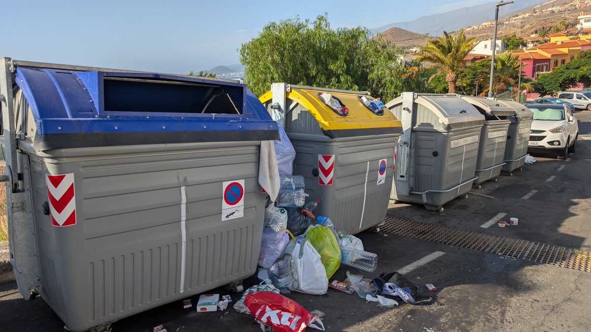 jlopezfernandez's tweet photo. Buenos dias @aytoelrosario @CabildoTenerife . Ayer los contenedores en Tabaiba estaban así. No comprendo cómo hay 1 contenedor amarillo por cada 3 de resto cuando por lo general producimos el doble de residuos de #envase que de resto. El resultado... la basura fuera... (Cont.) https://t.co/g6eCUPuKGT