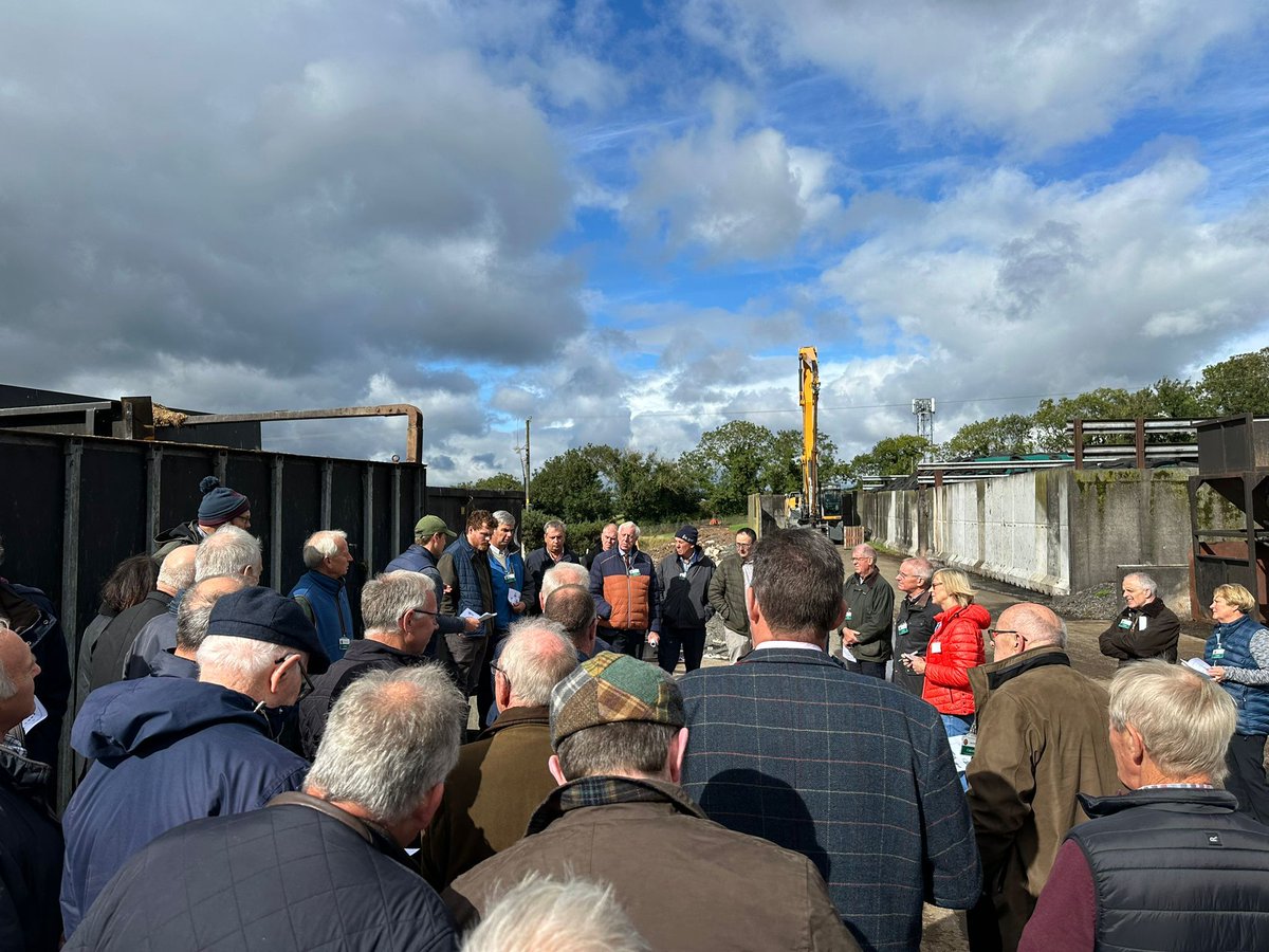 𝐂𝐀𝐑𝐀𝐒 𝐀𝐮𝐭𝐮𝐦𝐧 𝐓𝐨𝐮𝐫 𝟐𝟎𝟐𝟓 🍂
Members were fascinated to learn about the Farm2Export Project, their anaerobic digestion system, and had insightful presentations on both the barriers and the economic opportunities the BHE team are working towards 🧑‍💼 (2/2) #CARASNI