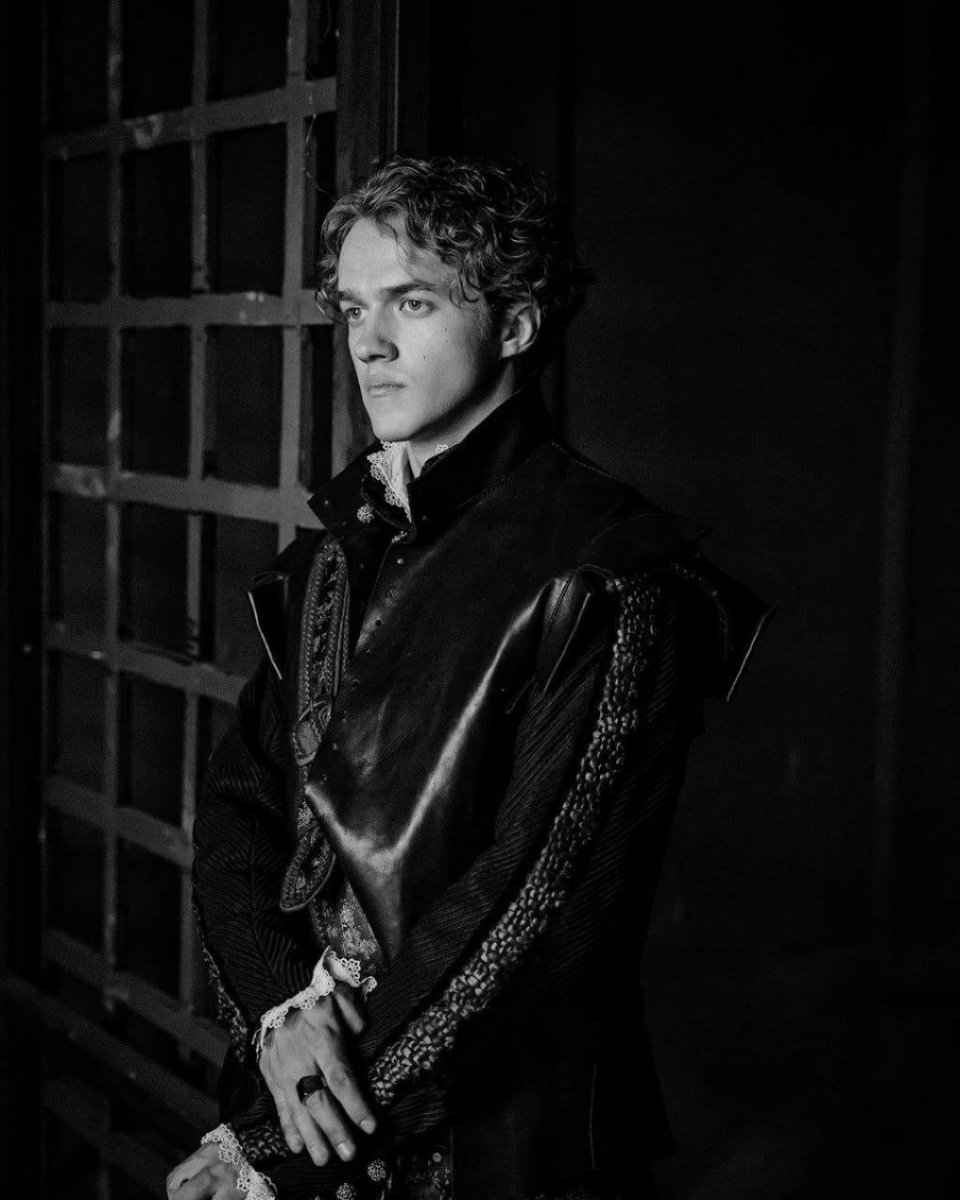 {Коль жечь так жечь 
Нечего беречь
Вот тебе щит
Вот тебе меч.}

– Где находится пленница с Пантеры, виконт Сэ?
– Под моим личным присмотром. Вы сомневаетесь?

{Слава богу, что воздух глотать успеваю
В подводных камнях
От твоих лёгких слов.}

#этерна 
[Арно/Поликсена]