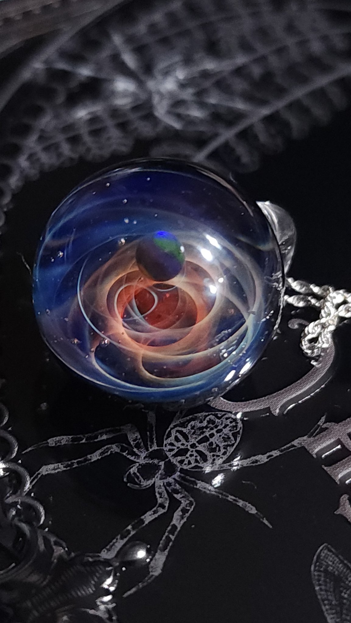 +α 宇宙ガラス 宇宙ガラスは、一つとして同じものは存在しません。 たとえ似て