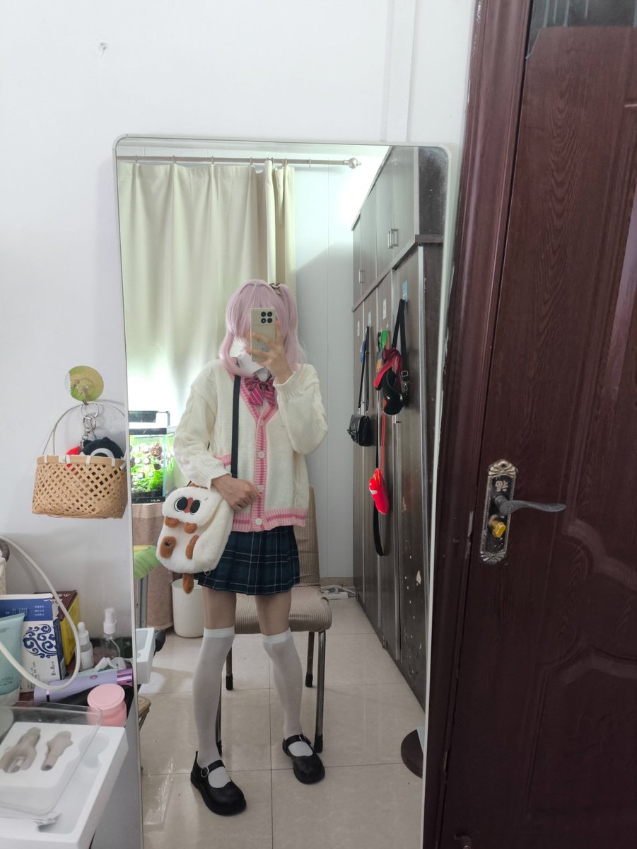 wsng12094's tweet image. 一副要出门的架势……
开始什么玩笑！要热死了——
#prsk_cos #mzk #男の娘 #男娘