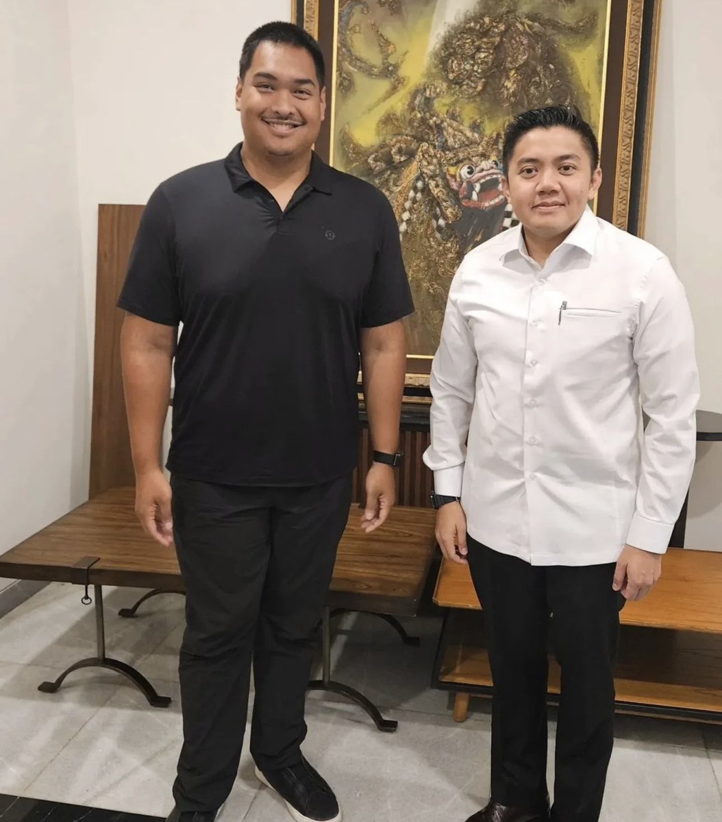 amandasah__'s tweet photo. Ternyata momen foto-foto Seskab Teddy dengan para menteri yang di-reshuffle kemarin bukan sekadar silaturahmi biasa. Di balik senyum dan jabat tangan, justru terselip surat pemberhentian dari Presiden Prabowo.

Itu jadi pesan halus sekaligus tegas: Teddy bisa datang dengan senyum ramah, tapi tetap membawa kabar pergantian. Menteri lain sebaiknya jangan main-main kalau tak mau ikut difoto dengan surat pemberhentian di tangan.