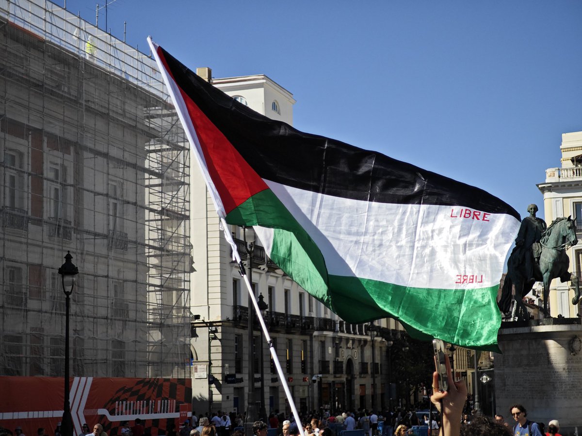 Hoy en Sol acompañamos en la lectura de los nombres de los miles de niños y niñas asesinadas en el genocidio de #Palestina

📢 El colectivo Artistas con Palestina y organizaciones sociales recuerdan en este momento los más de 18.500 nombres para que no caigan en el olvido.