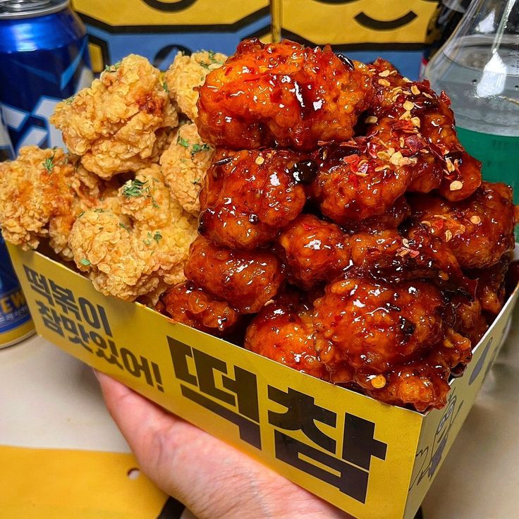 ForgerSector's tweet image. Di sisi meja, tersaji camilan dan minuman yang tampak begitu menggoda. Mereka yang datang tak kuasa menahan diri. Akhirnya menikmati setiap gigitan dengan tanpa sadar, santapan itu perlahan membuat mereka terlelap.