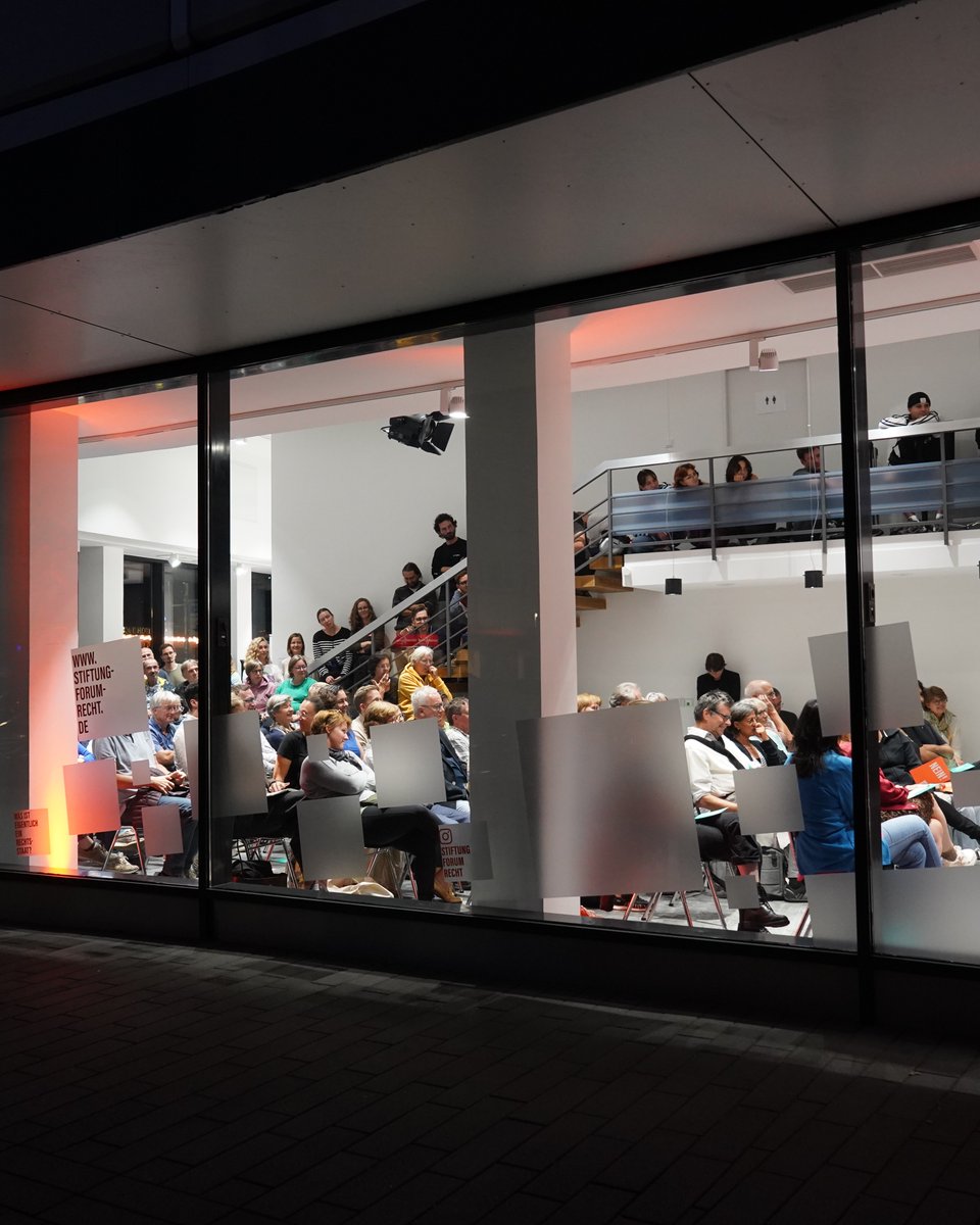 Was passiert, wenn der Staat nur noch bestimmten Gruppen Rechte zubilligt? 🏛️
Darüber haben wir in Karlsruhe mit Prof. Dr. Thiele (<a href="/Alex_J_Thiele/">Alexander Thiele</a>) &amp; Prof. Dr. Puschner in unserer Reihe #LetsTalkAboutRecht diskutiert.
Weiter geht’s am 8.10. in Leipzig!

#Rechtsstaat #Demokratie