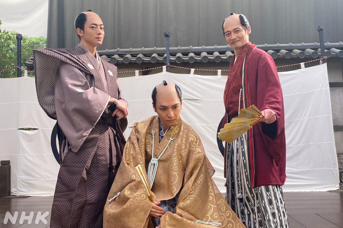 berabou_nhk's tweet image. 治済の豪華な装束に苦言を呈するも、かわされてしまった定信。
…というシーンでしたが、オフショットではいつもノリノリでポーズを決めてくれます✨

ドラマを見返す👇
plus.nhk.jp/watch/st/g1_20…

#大河べらぼう
#井上祐貴 #生田斗真 #田中幸太朗