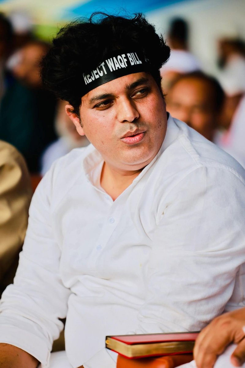 वक़्फ़ संशोधन के ख़िलाफ़ जंग में इमरान प्रतापगढ़ी हर मोर्चे पर डटे रहे—
कभी संसद की सीढ़ियों पर प्लेकार्ड लेकर विरोध जताते हुए, कभी सदन के भीतर ऐतिहासिक भाषण देकर और अब सुप्रीम कोर्ट की चौखट पर हर सुनवाई में मौजूद रहकर।
आज भी फ़ैसले के वक़्त सुबह 10 बजे से लेकर आखिर तक वो अकेले