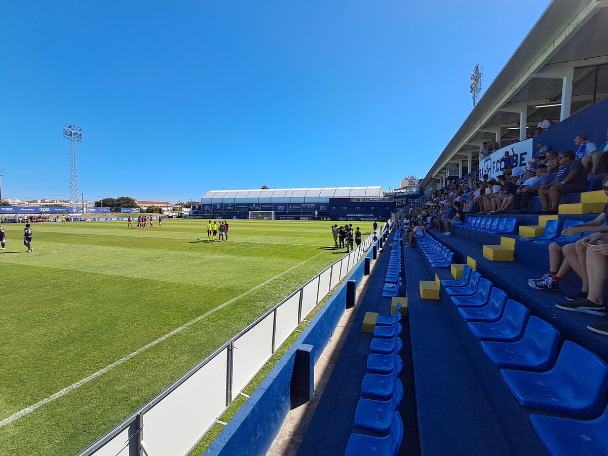 baskuuh's tweet photo. Portugese pracht numero 3. 
"Que o último seja o melhor"
Amora FC. Spelend in liga 3, maar een "espirito" van de buitencategorie. Bij gebrek aan trommel volstaan een kliko en een knuppel. 
Kliko-Kapo stónd er op dat we d'r 1tje gingen vatten. En op de foto. En nog 1tje vatten... https://t.co/xKvzrFNPNY
