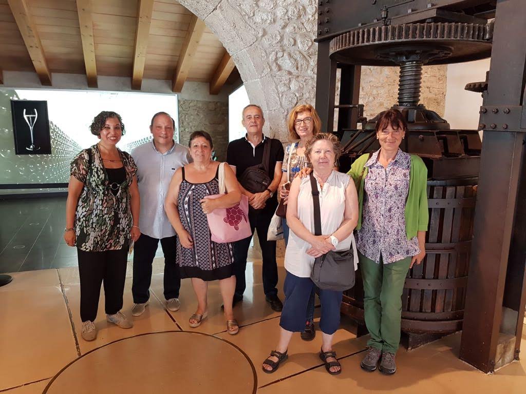 cuidadors's tweet photo. #BonDia bona gent! Us recordem el cafè #cuidadores q farem aquesta tarda en el Restaurant Alaska, carrer Sant Antoni Ma Claret 20, Gràcia, Barcelona, ja sabeu que hi esteu tothom convidats inclús #polítiques #polítics, sempre que vingueu a #defensar #drets no #cadires https://t.co/etaXh1Ct4j