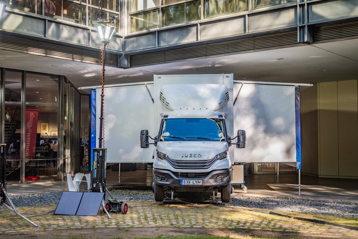UnitMdsc's tweet image. Bundeswehr-Kongress: Der Rolling Unit Truck war die Plattform des FUTURERoom Command & Awareness Centers – eine immersive Next-Gen-Umgebung mit 360°-Lagebild, agiler & dynamischer als klassische Leitstände. Solarbetrieben, hochmobil, autark.
#CommandAndControl