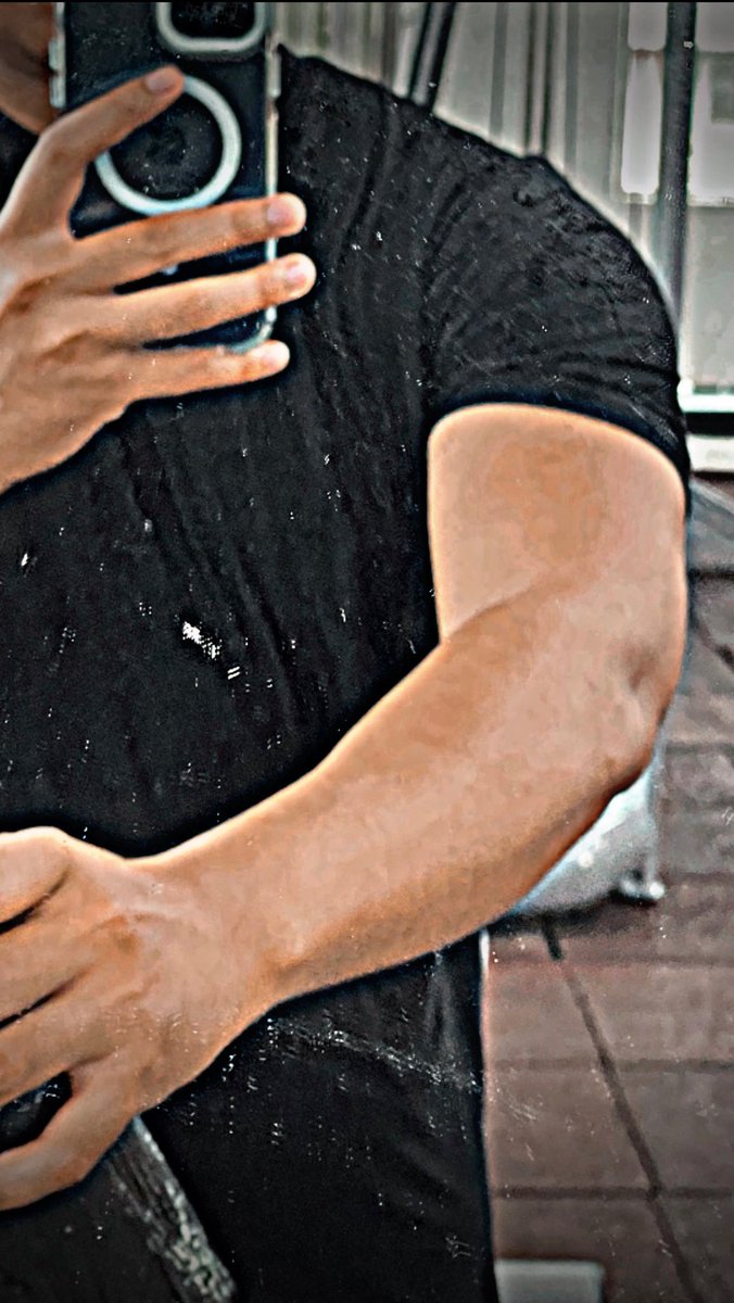nr_dam's tweet photo. hug or smash?? https://t.co/Dyc7IavinI