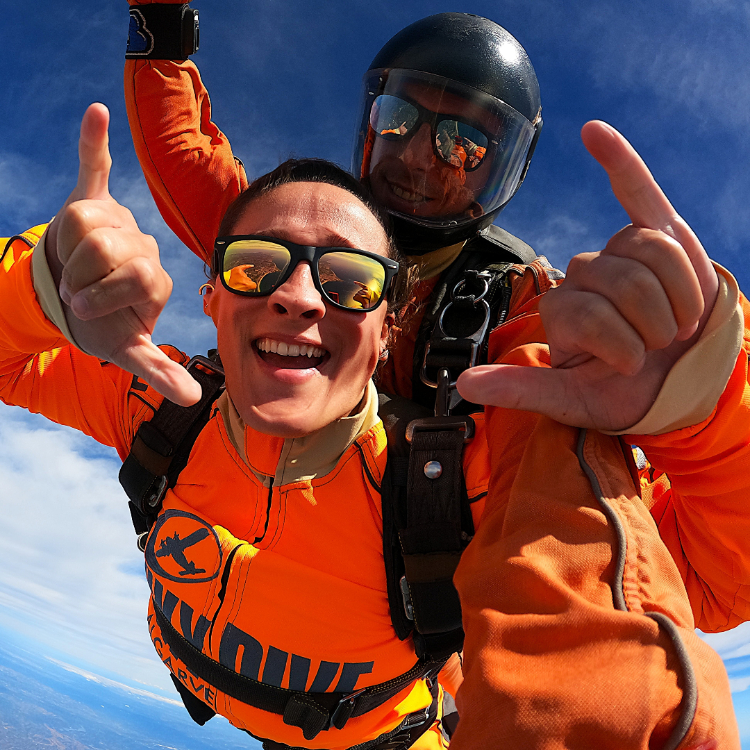 🇵🇹 Quando a confiança está no ar, o sorriso diz tudo! 🪂
Adrenalina, conexão e uma vibe impossível de esquecer - é isto que acontece quando saltas com a Skydive Algarve.
💥 𝗣𝗿𝗼𝗺𝗼 𝘃𝗲𝗿ã𝗼: Salto Tandem de 4600m - 𝟭𝟵𝟵€ | Salto Tandem de 3000m - 𝟭𝟲𝟰€
📲 𝗠𝗮𝗿𝗰𝗮𝗿
