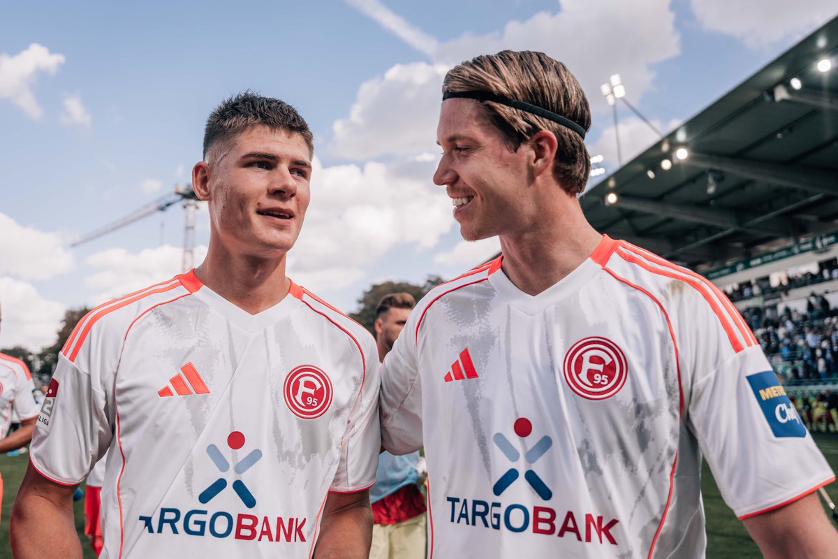 f95's tweet photo. #Montagslächeln ist nach einem Sieg nie verboten 🙂😉

#f95 | 🔴⚪️ | #SCPF95 https://t.co/3AxWN9WjnM