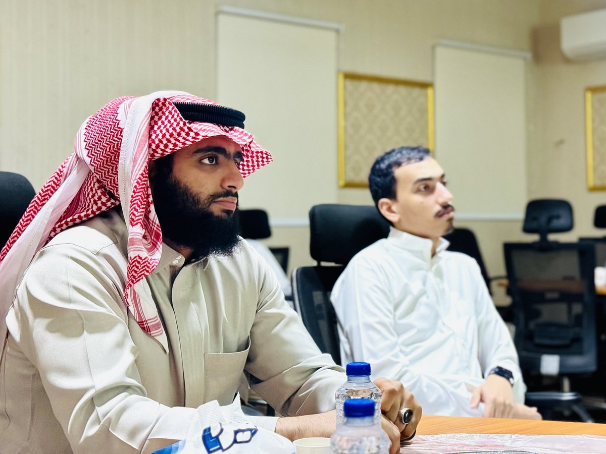 جانب من سلسلة لقاءاتنا هذه الفترة لتطبيق مهارة "العرض والإلقاء" ومن خلالها يمارس القادة هذه المهارة على مواضيع يفضلونها ويملكون المعلومات القيّمة فيها لينقلوها لجميع

هذه اللقاءات انطلاقنًا من إيماننا بأهمية هذه المهارة لبناء قائد مؤثر 💫