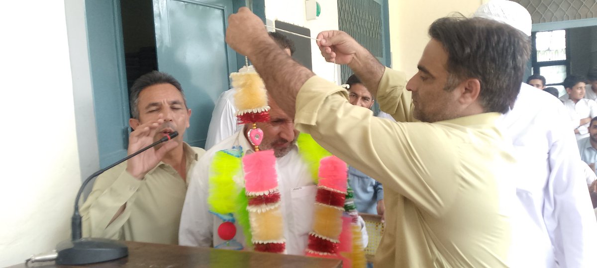 Shafiqbuneri76's tweet photo. ہمارے سکول(گورنمنٹ ہائیر سیکنڈری سکول بگڑا ضلع بونیر)سے آج "جناب شاہ روم صاحب SCT"ریٹائر ہو گئے۔اس کے اعزاز میں آج سکول میں پروگرام منعقد کیا گیا۔
#قومی_زبان https://t.co/Tid6XyhWQD