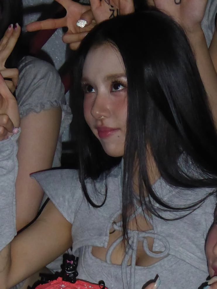 I WANNA PINCH HER CHEEKS 🤏