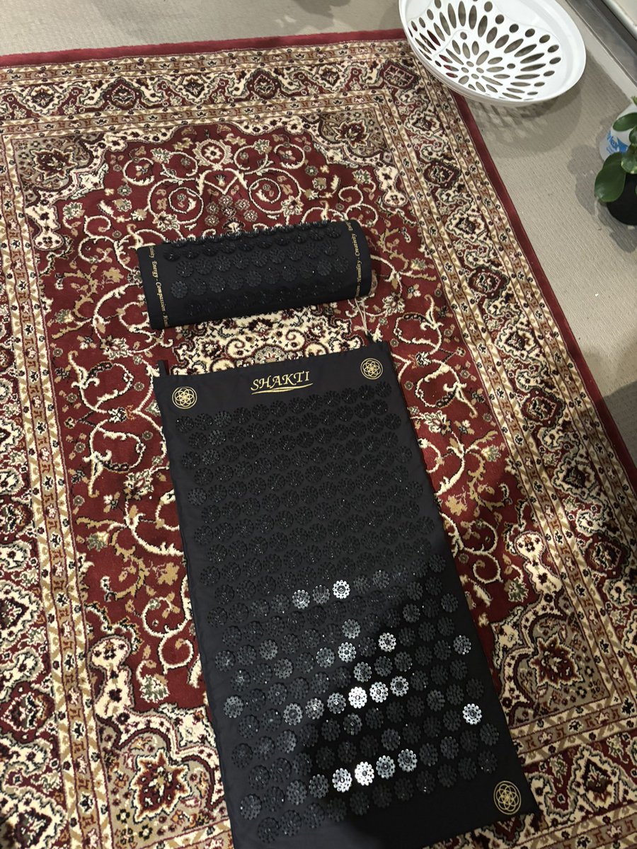 do_u_feeel_it's tweet image. Bitches will buy a shakti mat off Facebook marketplace instead of going to therapy