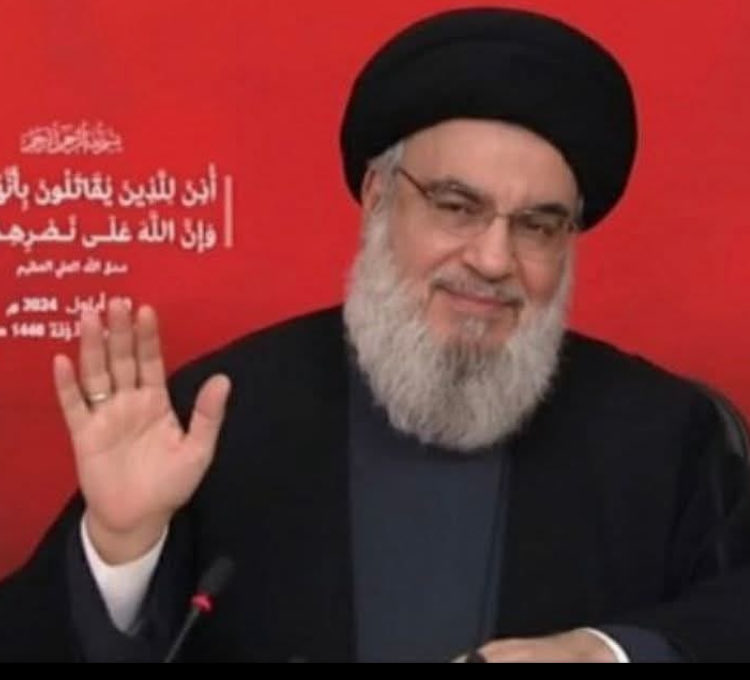 هذه الصورة ليست صورة وداع
هذه الصورة صورة عتاب الى شخص ما مقابل سماحته لغة العيون والنظرة واليد توحي بشيء كبير
اشتقنالك يا عباسنا
#نصرالله
#جنوب_لبنان 
#حزب_الله