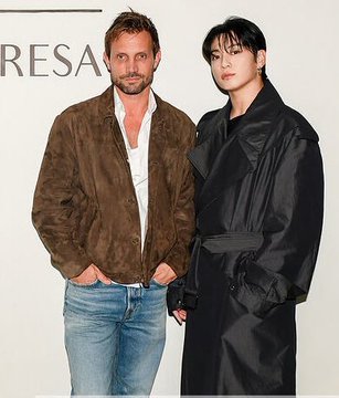 kor_ea_0's tweet photo. #Jungkook turning heads at the Calvin Klein after party via BFA — pure star power! 🔥🖤

#JUNGKOOKxCALVINKLEIN https://t.co/MZaXcZPMKY