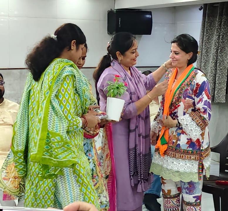 ArtiChawlaBjpRN's tweet photo. आज भाजपा टीम के साथ सेवा पखवाड़ा को लेकर बैठक हुई।
बैठक में आगामी कार्यक्रमों की रूपरेखा और संगठन को बूथ स्तर तक और अधिक मजबूत बनाने पर विस्तृत चर्चा हुई।
— डॉ. आरती चावला
निगम पार्षद, वार्ड 141, राजेंद्र नगर
#SevaPakhwada #SevaHiSangathan #BJP #Ward141 #RajendraNagar https://t.co/ku0W0aBYa5