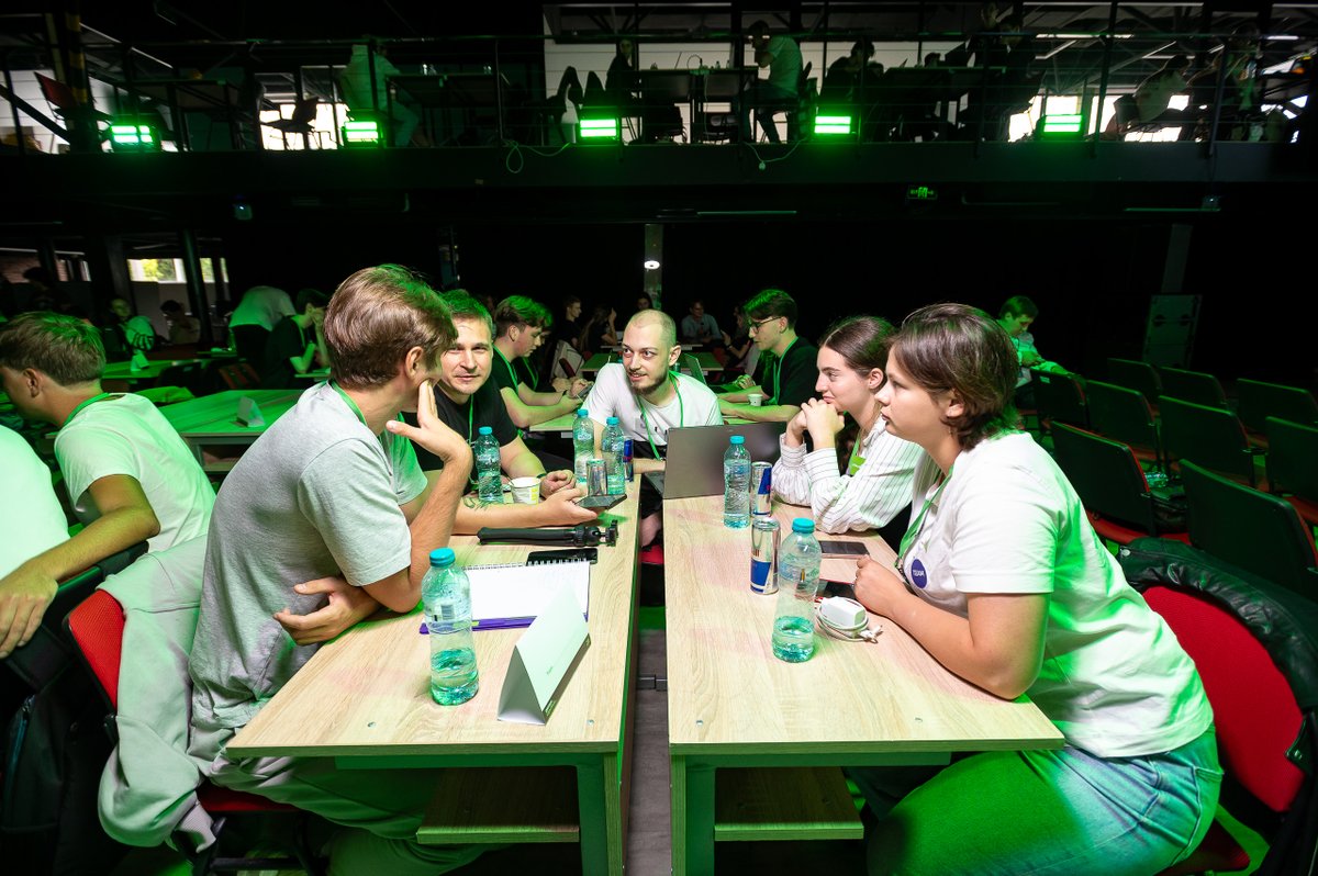 UNDPMoldova's tweet image. 🚀Over 300 innovators joined #DeepTechGigaHack to build solutions in AI, cybersecurity, energytech &amp;amp; more. 🏆 Team Singularity won the #EnergyTech challenge, supported by 🇮🇹 &amp;amp; @UNDPMoldova, with a mobile app turning smart meter data into clear insights for households.