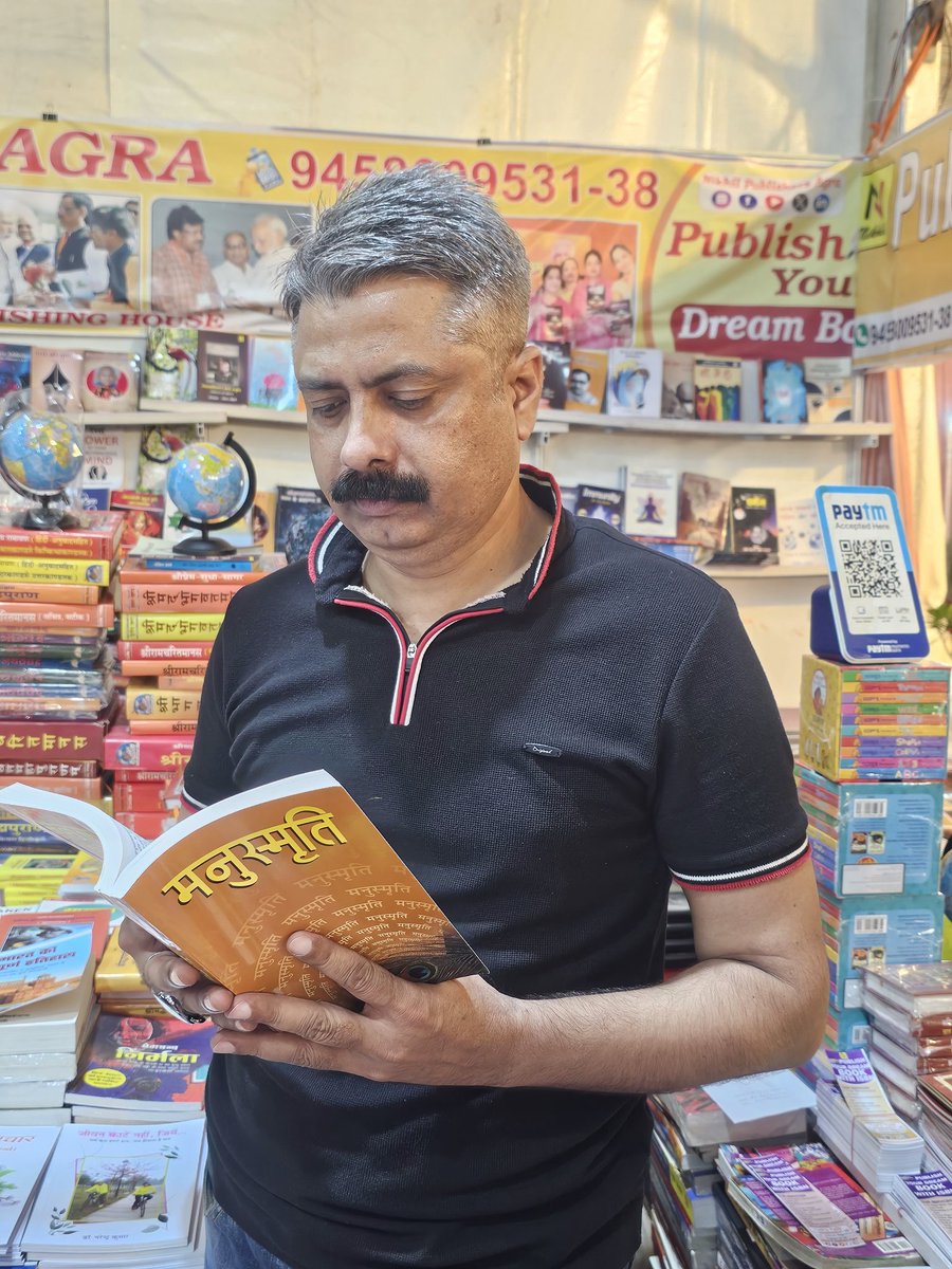 meevkt's tweet image. ये फोटो बहुतों का कलेजा बरा देगी.. 

#booklovers #manusmrati #books #bookfair #bookstagram