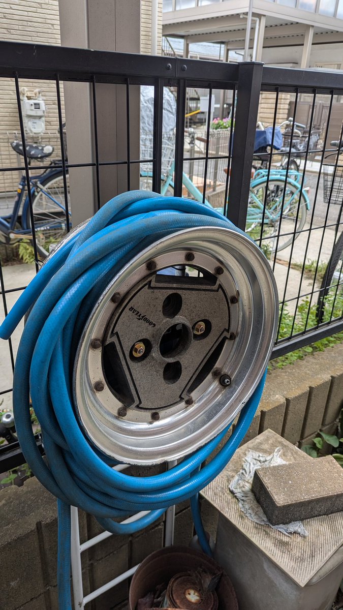 Gami310sunny's tweet photo. 玄関前にホース掛けを作ってみました!
使ってないホイール&廃品利用なんでほぼタダ
ホイールは #アドバンA3A 風なグッドイヤーの13インチ
かなりレア
#ADVAN
#A3A
#グッドイヤー
#廃品利用 https://t.co/TOaVKFaE5L